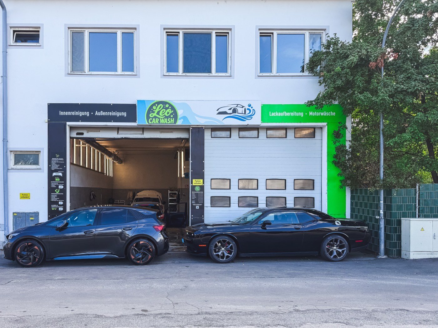 LEO Car Wash Standort in Leopoldsdorf bei Wien mit frisch gepflegten Fahrzeugen